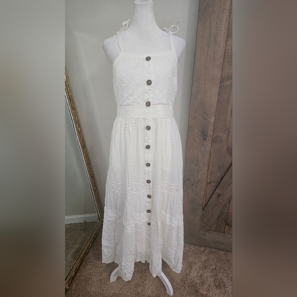 ADELYN RAE Janella Eyelet Lace Maxi Dress In White. Size Small - Picture 15 of 16